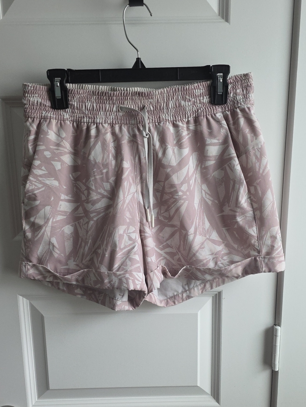 lululemon athletica Light Pink Leaf-Print Athletic Shorts Size 8 G224